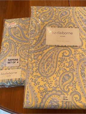 Liz Claiborne Yellow and Light Blue Paisley Table Linens Set